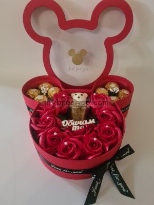 Ръчно направено сърце от розови , червени и бели рози със бонкони - Страхотен подарък за всички видове празници 