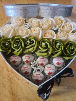 Ръчно направено сърце от розови , червени и бели рози със бонкони - Страхотен подарък за всички видове празници 